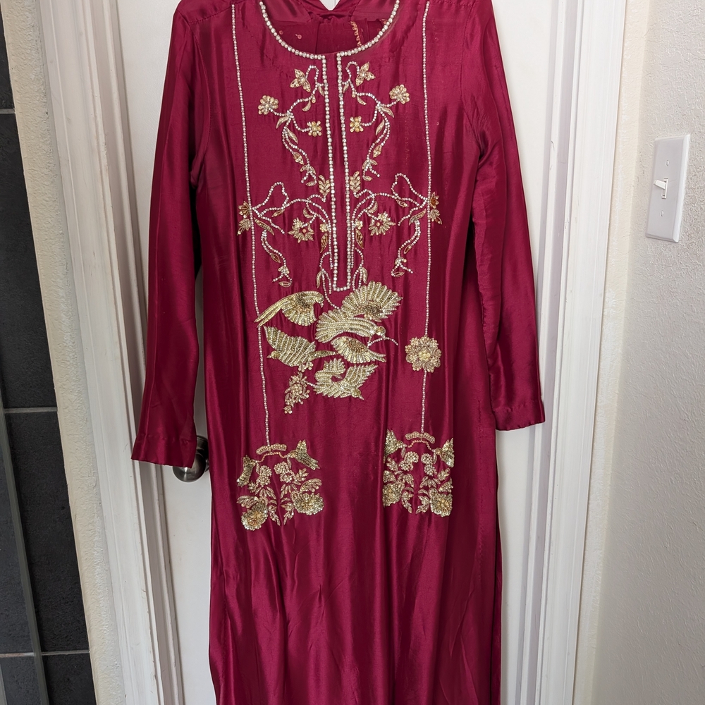 Chic Long Sleeve Dress with Gold Embroidery